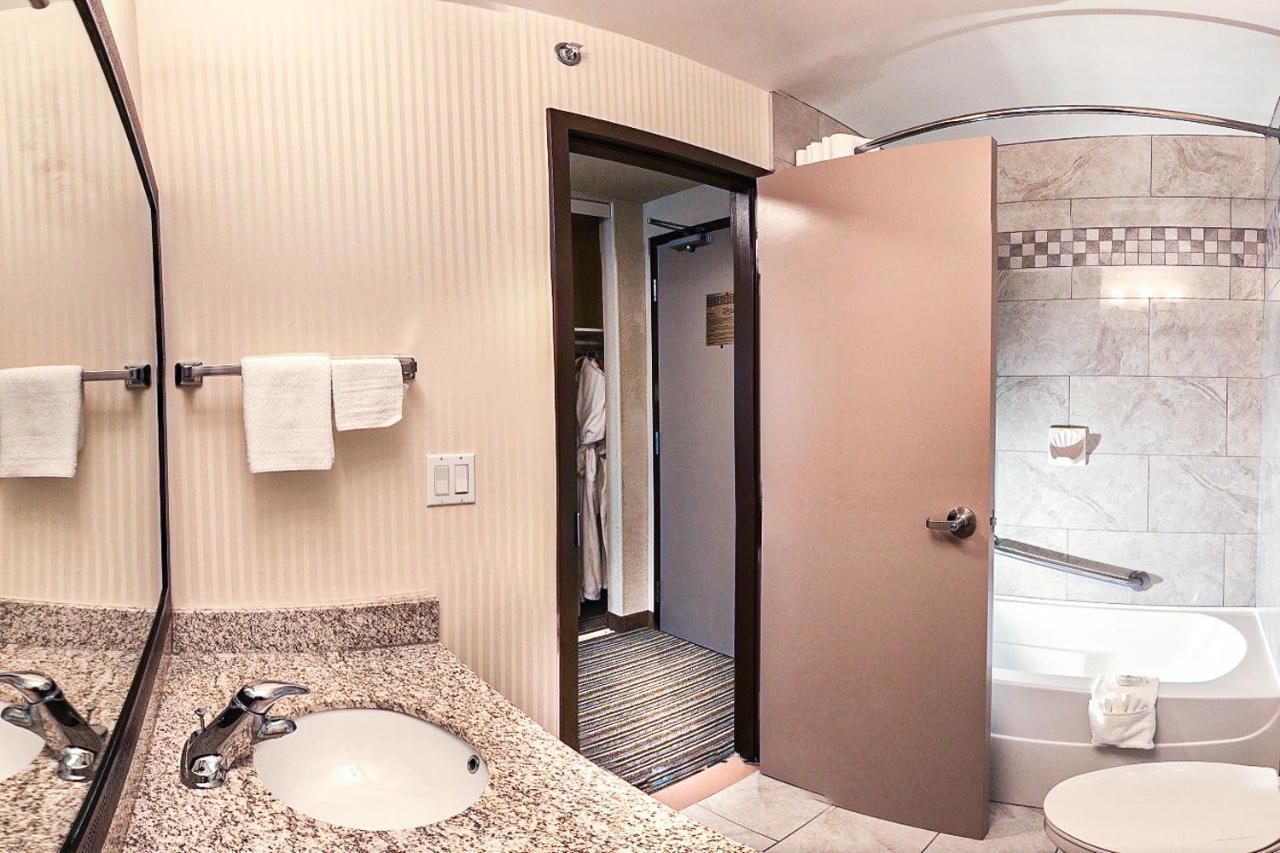 Quality Inn & Suites Yorkton Exteriör bild